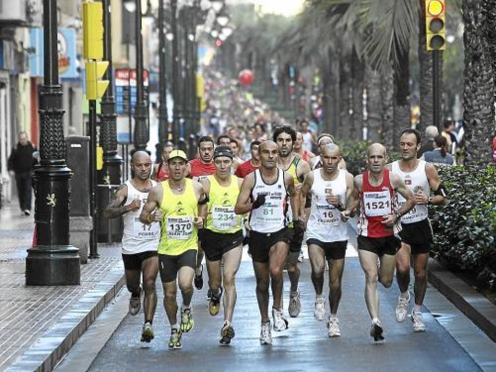 Los atletas recorren la avenida de Conde Aranda, durante la pasada edición del maratón de Zaragoza.