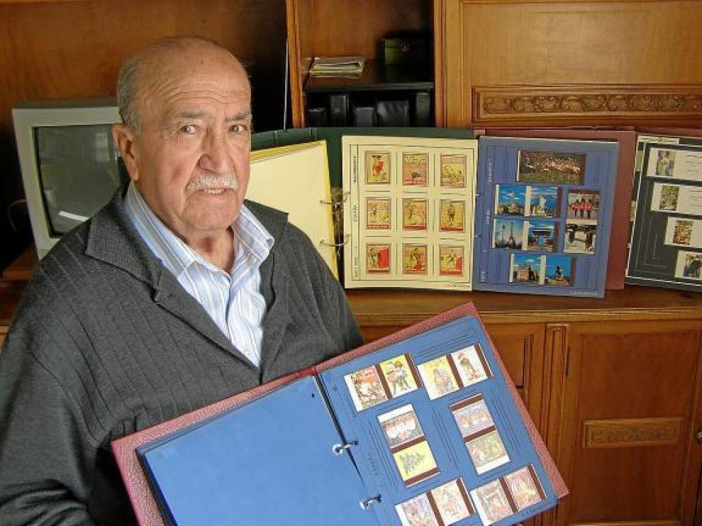 Luis Tarazona, en su domicilio, con algunos de los ejemplares de su colección.