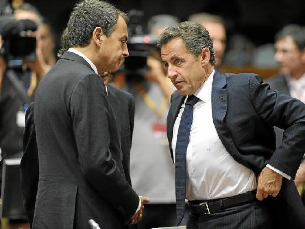 José Luis Rodríguez Zapatero charla con Nicolas Sarkozy, en un receso de la cumbre, ayer.