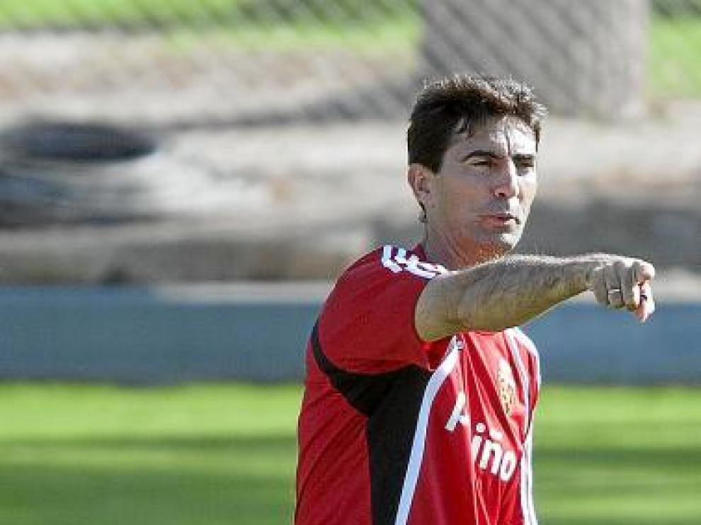 Gay da órdenes durante un entrenamiento.