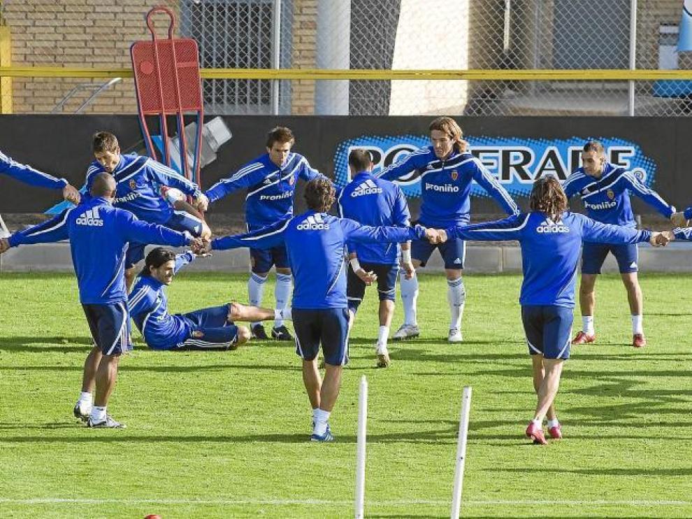 La plantilla del Real Zaragoza -en la fotografía, durante un reciente entrenamiento- ha recuperado la confianza.