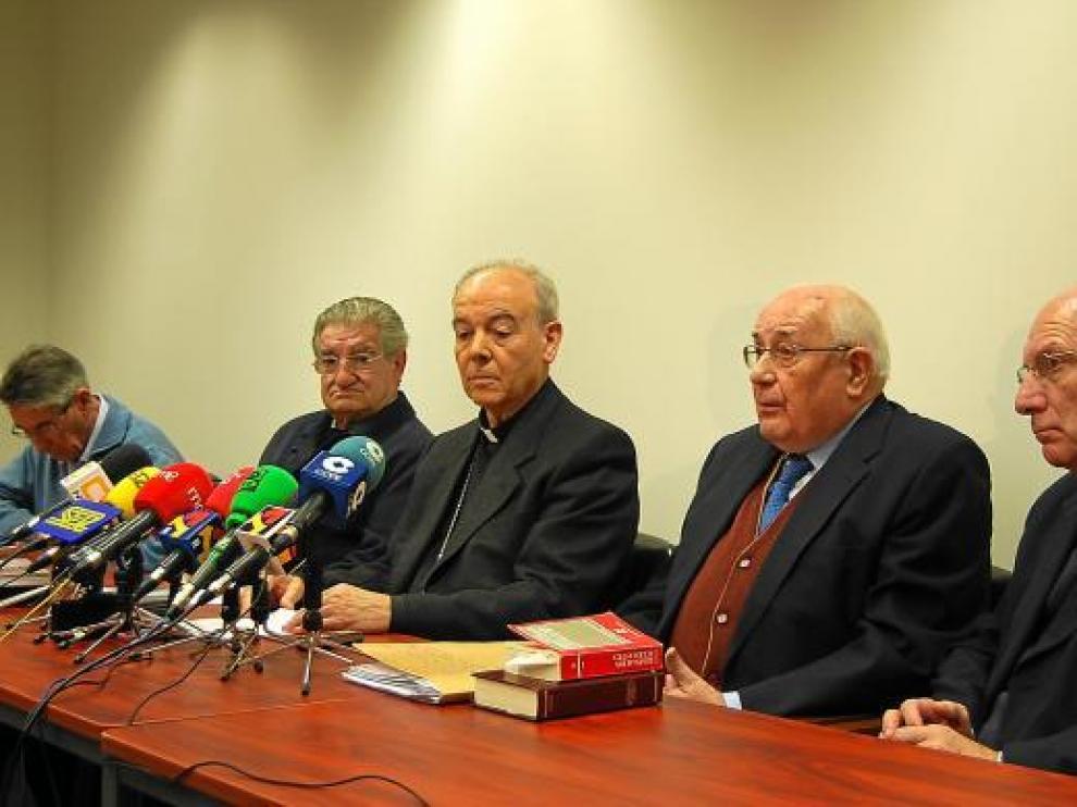 El obispo Alfonso Milián, en el centro, compareció con sus principales colaboradoradores.
