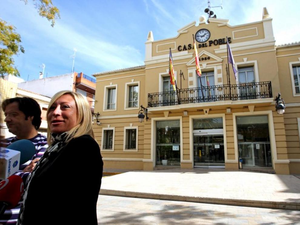 La alcaldesa de la Pobla de Farnals habla ante los medios