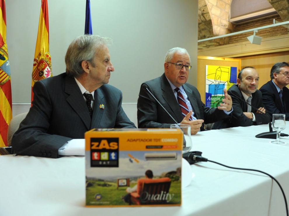El vicepresidente del Gobierno de Aragón, José Ángel Biel, durante el acto de presentación y entrega de los decodificadores