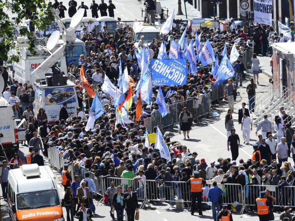 Una multitudinaria fila para despedir al ex mandatario
