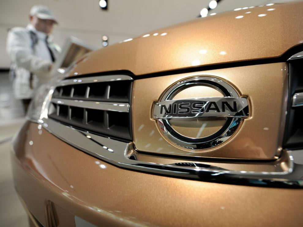El logo de un Nissan en un concesionario