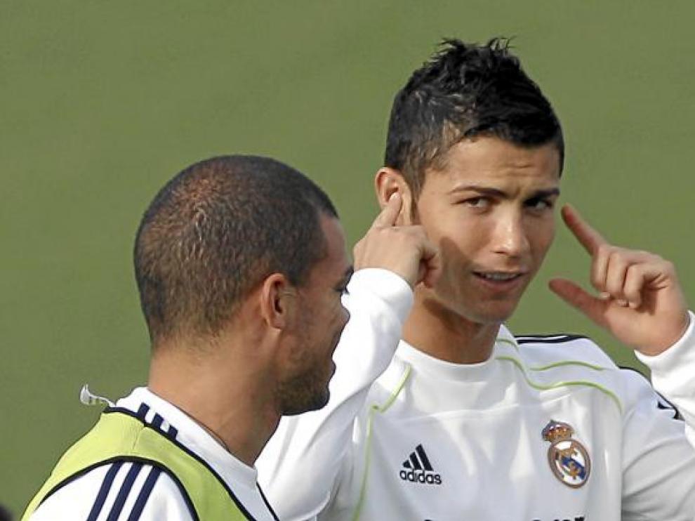Pepe y Cristiano Ronaldo charlan durante en entrenamiento de ayer del Real Madrid.