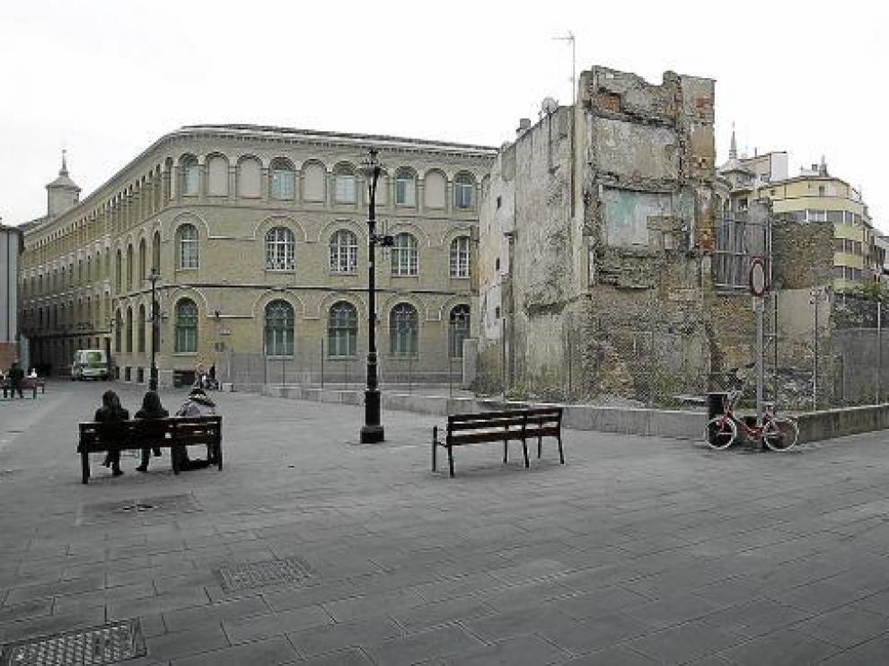 El edificio de Ramón y Cajal, 10, es el único que queda en la manzana.