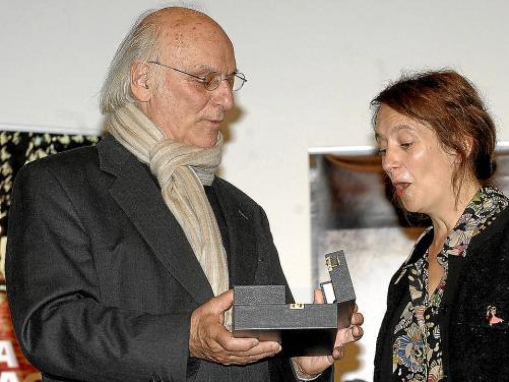 Cécile Maistre, hija de Chabrol, recibe una Espiga de Honor póstuma de manos de Carlos Saura.