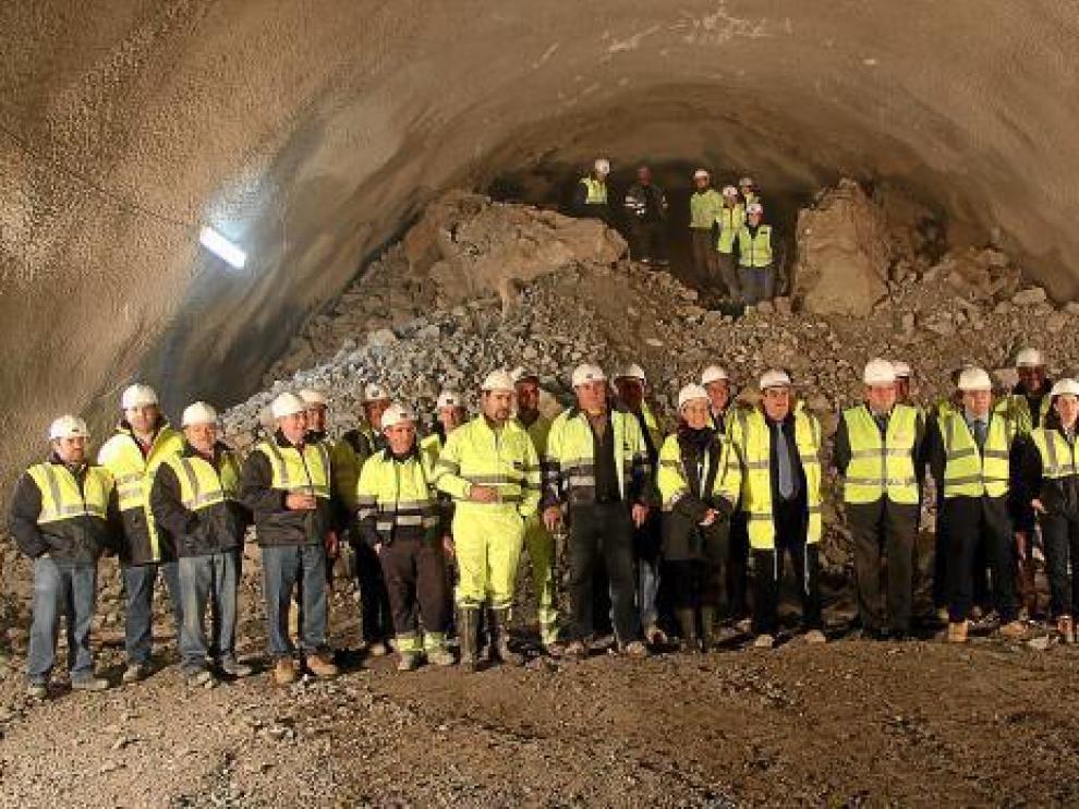 Trabajadores de la contrata, tras unirse los dos frentes de excavación del túnel, el miércoles.