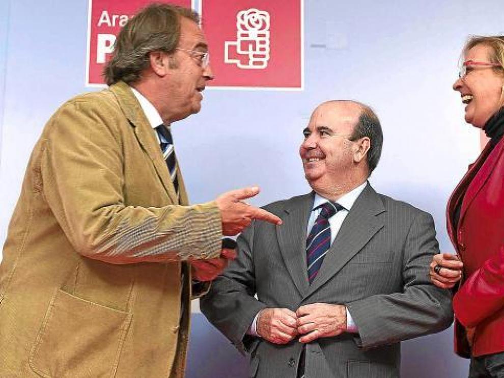 Gaspar Zarrías, flanqueado ayer por Eva Almunia y Carlos Pérez Anadón.