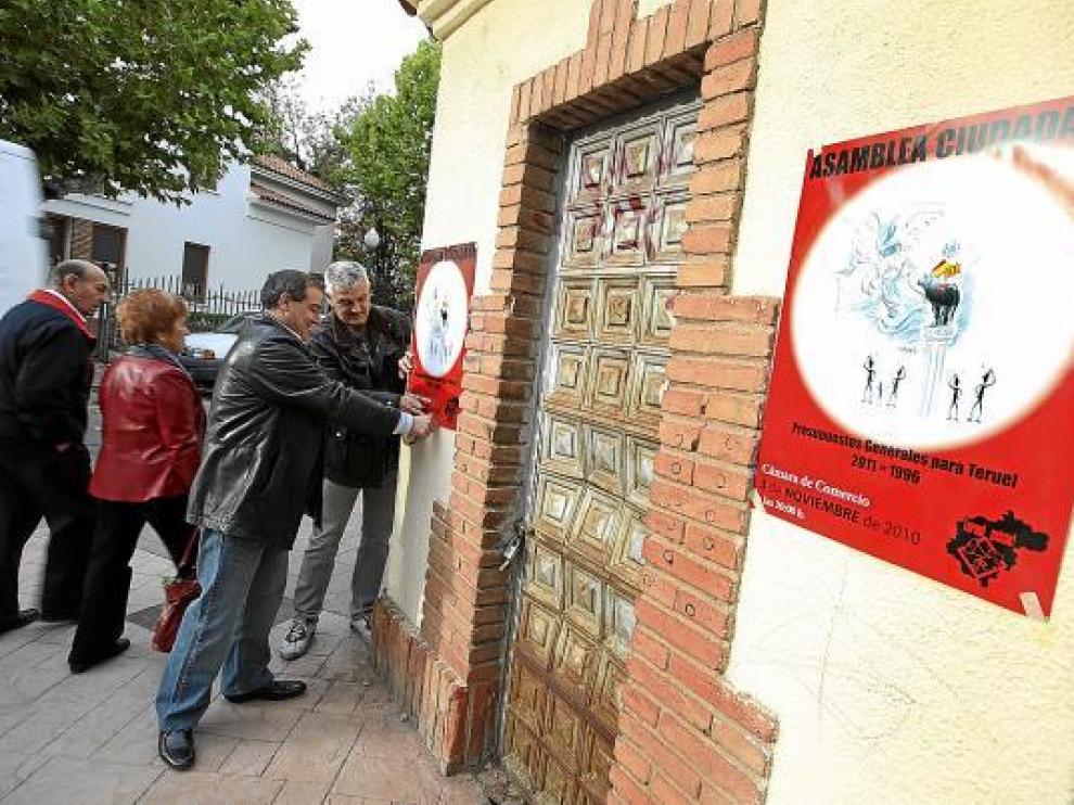 Miembros de Teruel Existe pegaron carteles por las calles anunciando la asamblea ciudadana.
