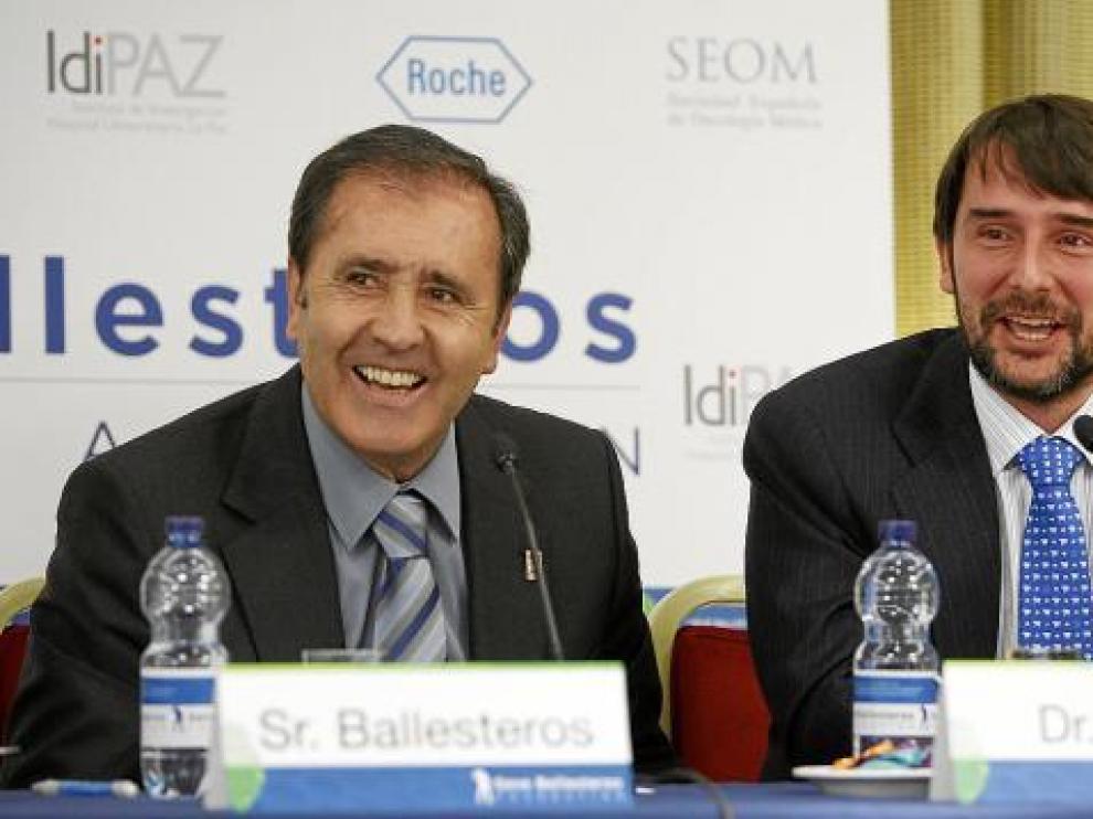 El golfista Severiano Ballesteros, acompañado del doctor Cristóbal Belda, ayer.