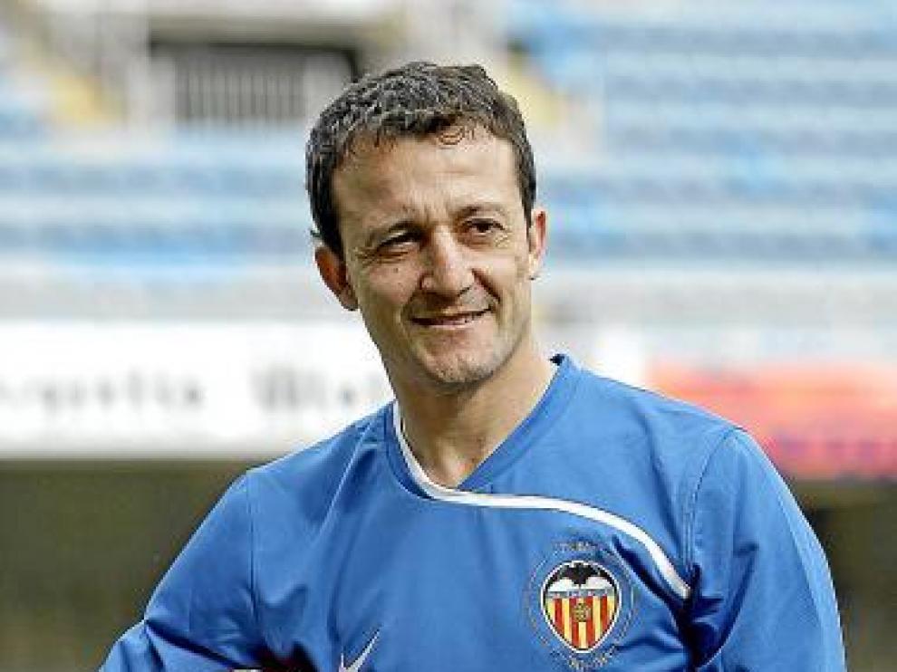 César posa con un balón en el estadio de Mestalla.