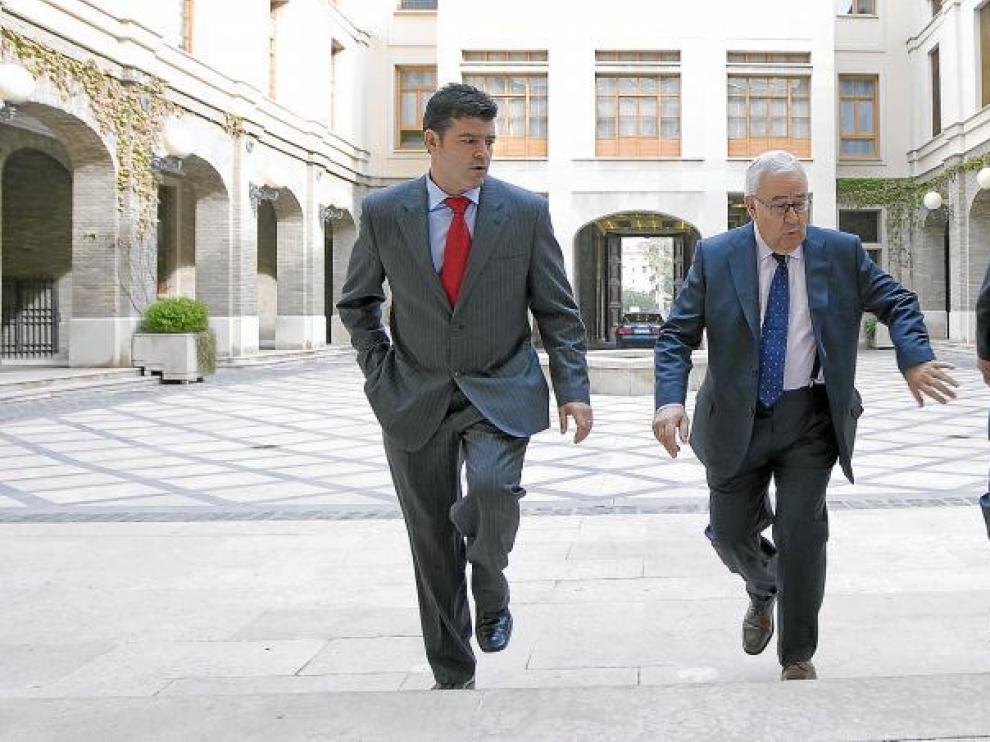 Al grupo mixto de las Cortes y no adscrito en el Consistorio