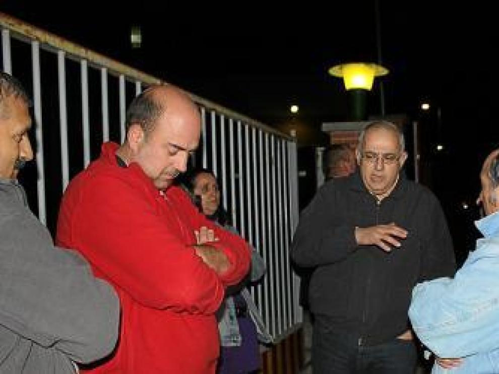 Un grupo de trabajadores ante las puertas de Pelbor.