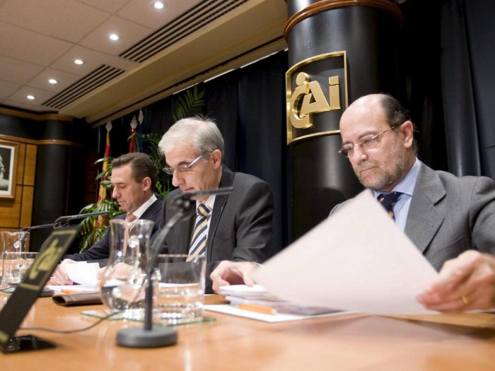El presidente del Consejo de Administración de CAI, Juan María Pemán (c); el director general, Luis Miguel Carrasco (i); y el director general adjunto, Juan Antonio García Toledo (d)