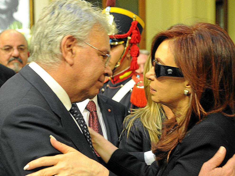 Felipe González abraza a Cristina durante el velatorio
