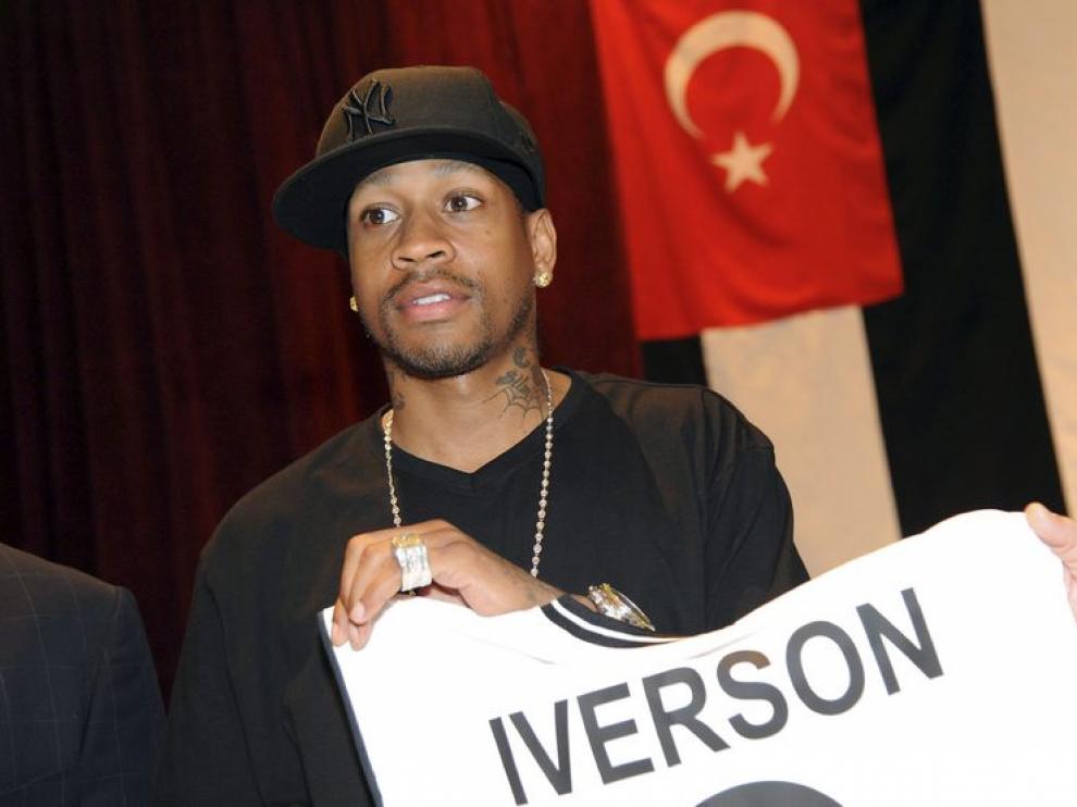 Allen Iverson con su nueva camiseta.