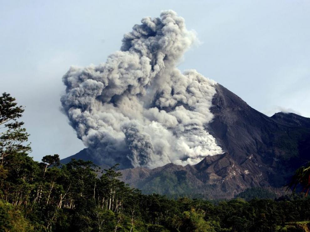 Gran nube de humo y ceniza que sale del interior de Merapi.