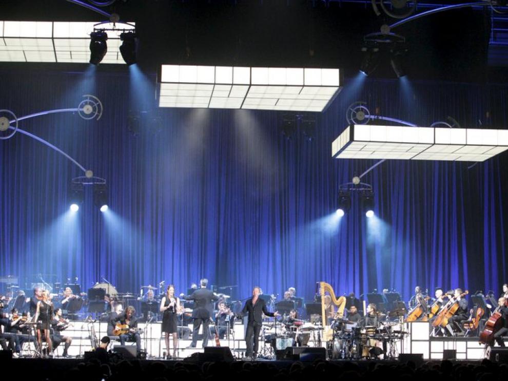 El conjunto de todos los músicos en el escenario, con Sting al frente durante el concierto del miércoles en Bilbao