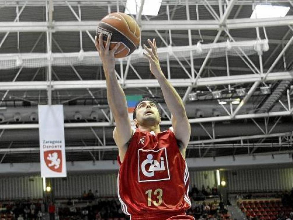 Paolo Quinteros realiza una bandeja en el CAI-Cajasol de hace dos temporadas en la ACB.