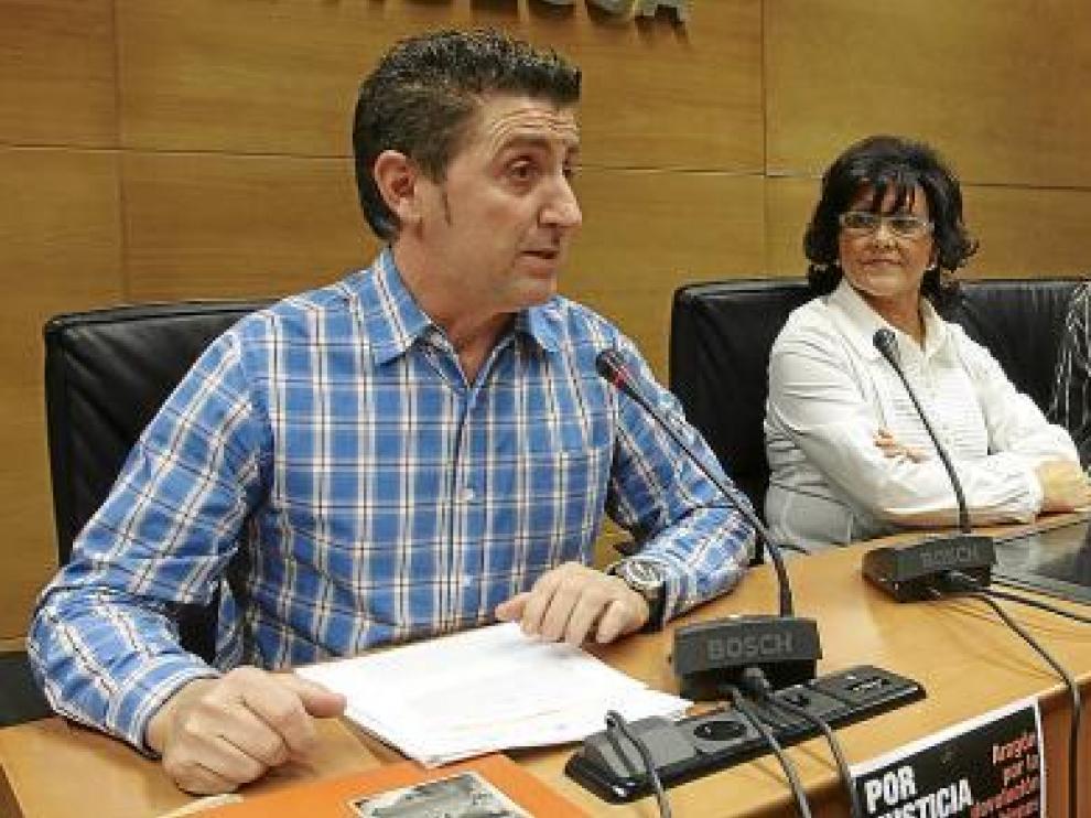 Los alcaldes de Villanueva de Sijena, Peralta de Alcofea y Berbegal, ayer durante la rueda de prensa.