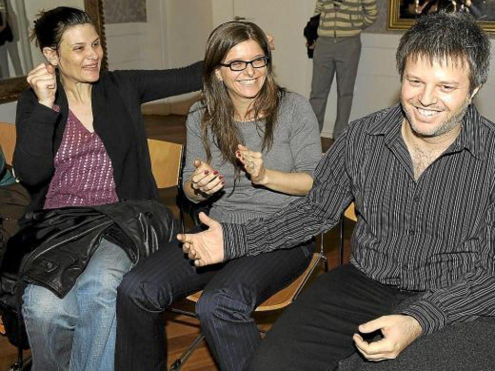 Miguel Cohan celebra el premio con la actriz Anna Celentano y Ana Cohan, guionista de la película.