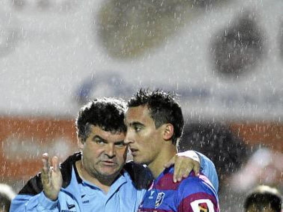 Onésimo da instrucciones a Jokin Esparza.