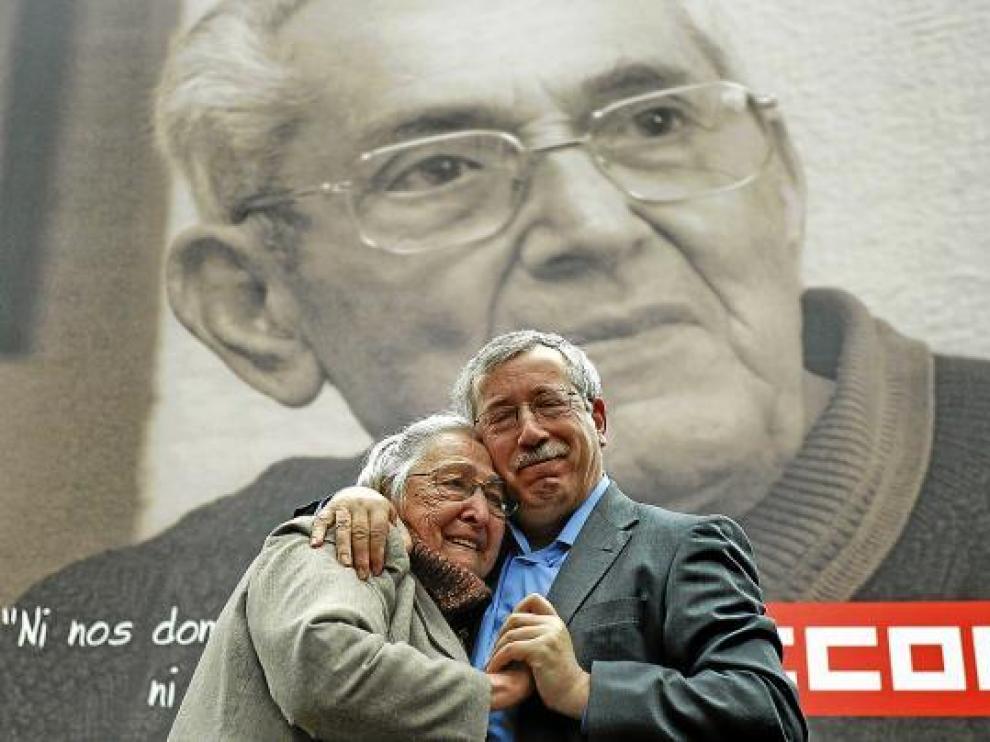 Fernández Toxo junto a la viuda de Camacho
