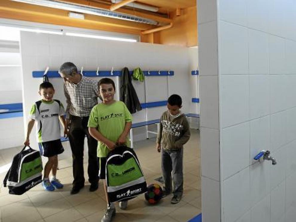 Jóvenes jugadores del C. D. Unión, en los nuevos vestuarios sin calefacción ni agua caliente.