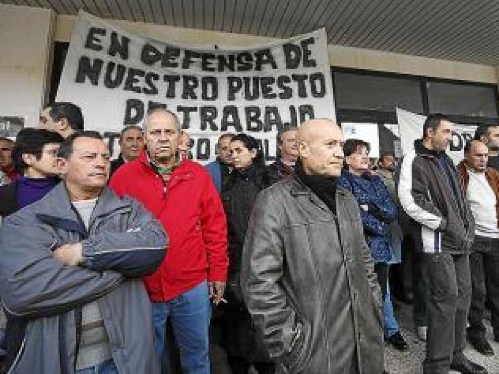 Los trabajadores de Pelbor, ayer a las puertas de la Feria.