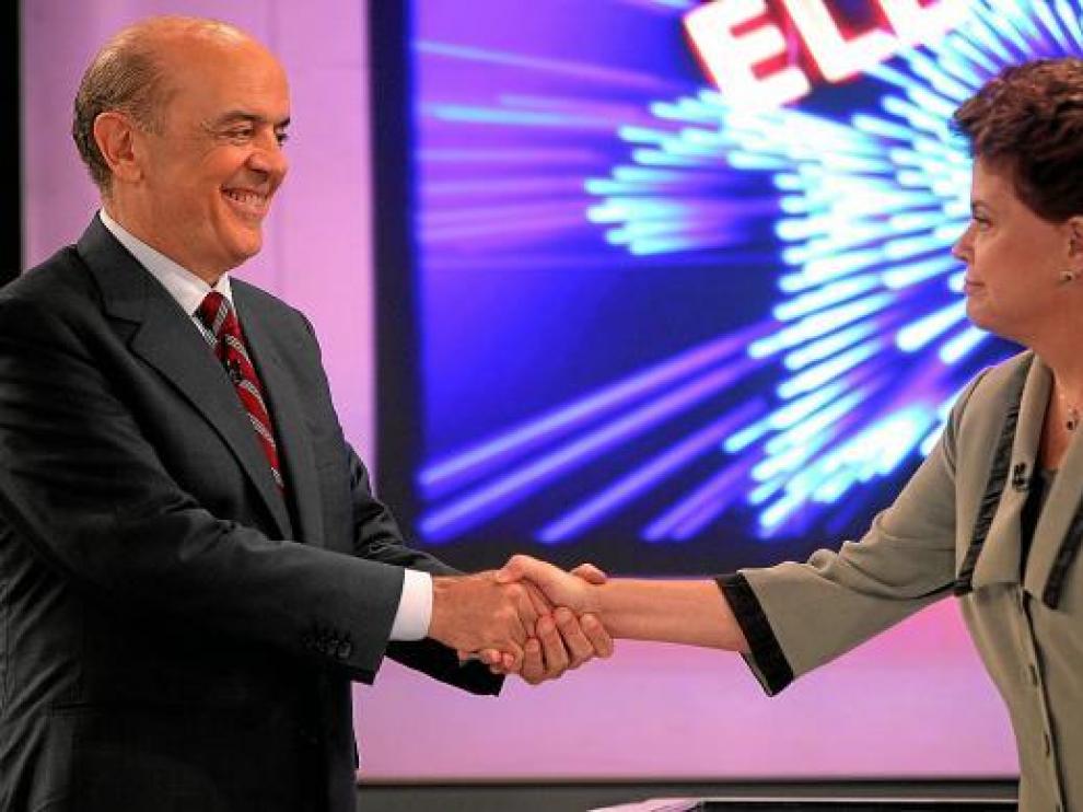 El candidato opositor, José Serra, estrecha la mano de su rival, la oficialista Dilma Rousseff.
