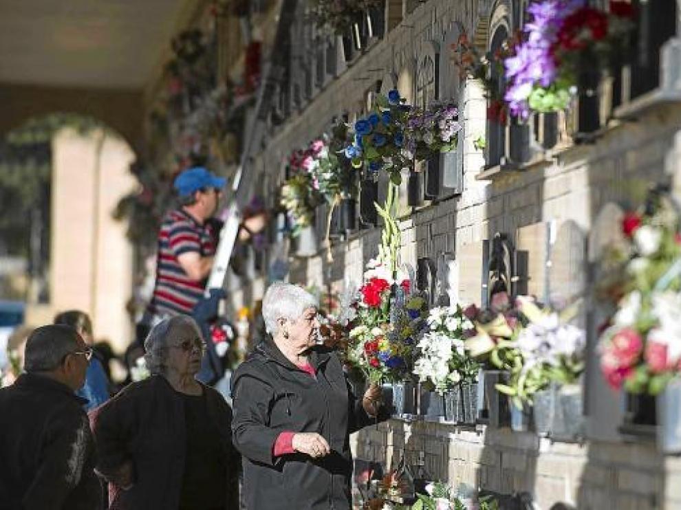 El éxodo del puente resta visitas al cementerio