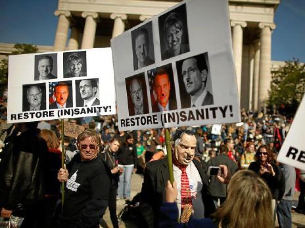 Manifestantes con pancartas contra los republicanos en la concentración de Washington.