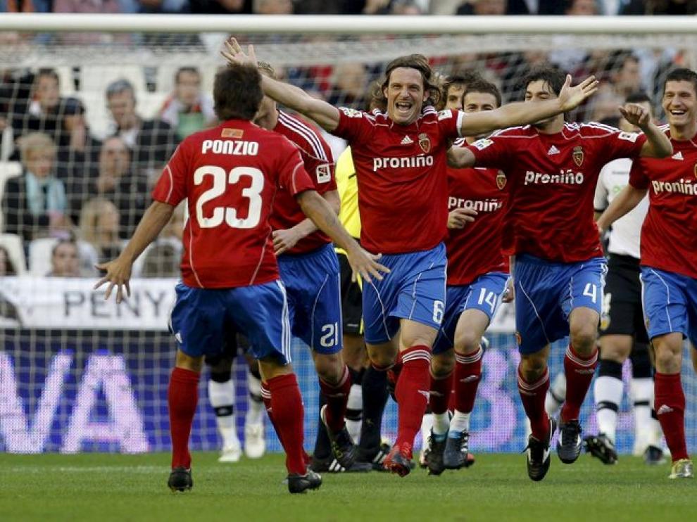 Los jugadores del Real Zaragoza celebran un gol en un partido contra el Valencia