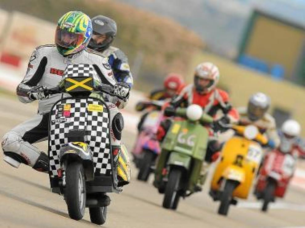 Las motos se adueñaron del circuito de karting.