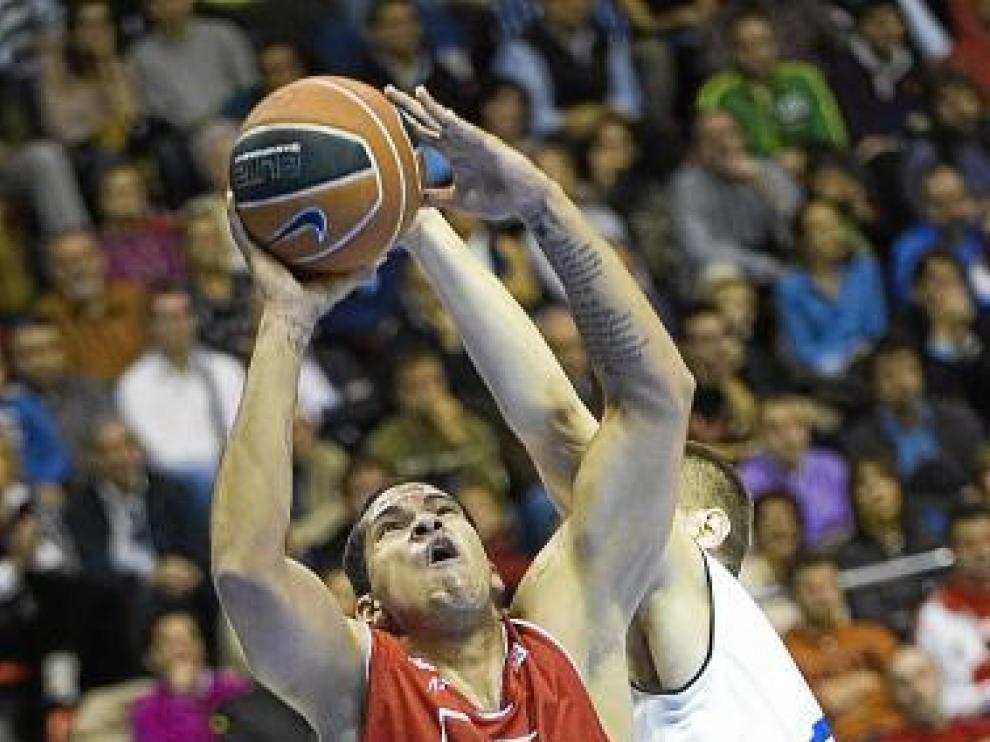 Hettsheimeir busca el aro rival con contundencia.