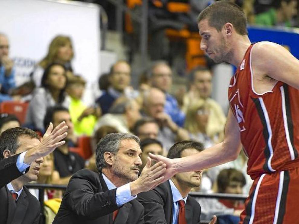 José Luis Abós saluda al belga Van Rossom cuando fue sustituido.