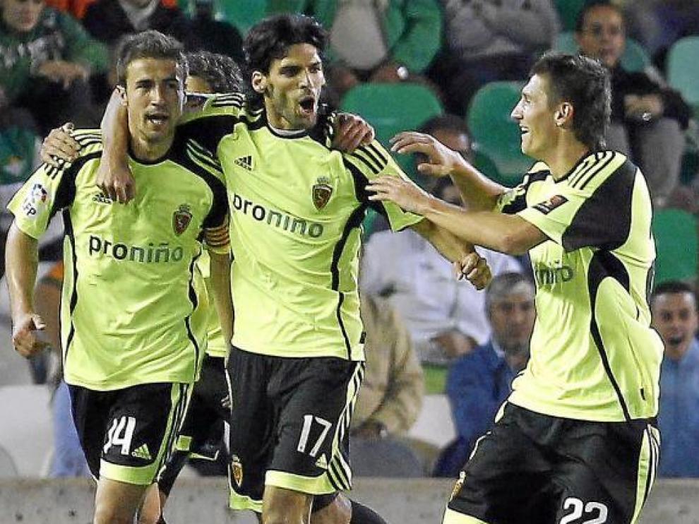 Lafita se abraza a Gabi y celebra con Pinter el gol del míercoles pasado en Sevilla ante el Betis.