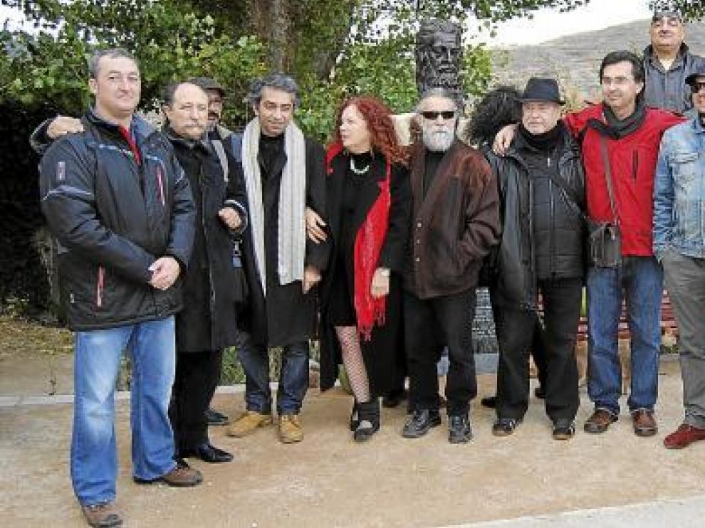 Poetas, artistas, autoridades y organizadores, ante el busto del dios Lug, erigido ayer en Litago.