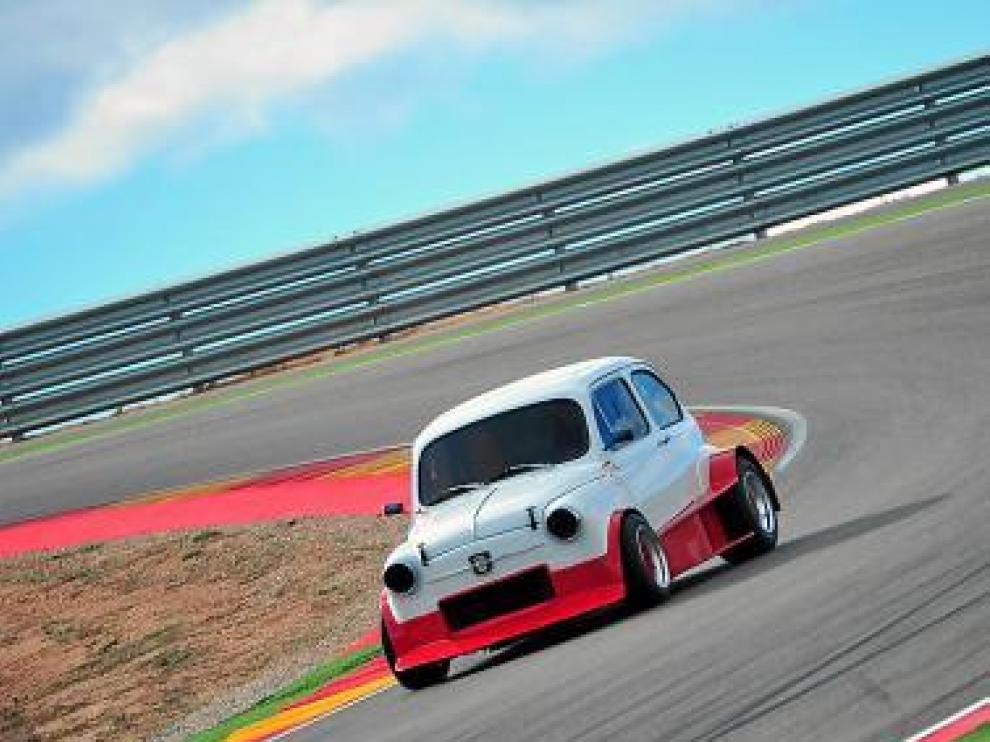 Uno de los coches en el Motorland Classic festival.