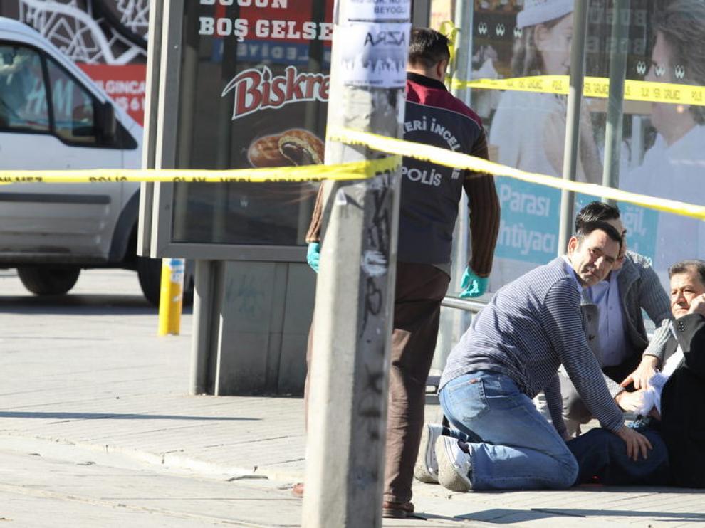 Uno de los heridos recibe atención sentado