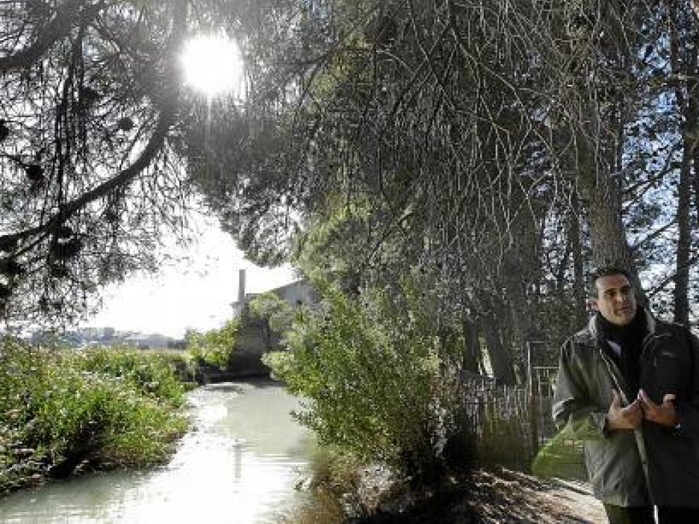 El molino es una de las joyas del Jardín de Ricla y lo mantiene un vecino, Antonio Ostáriz.