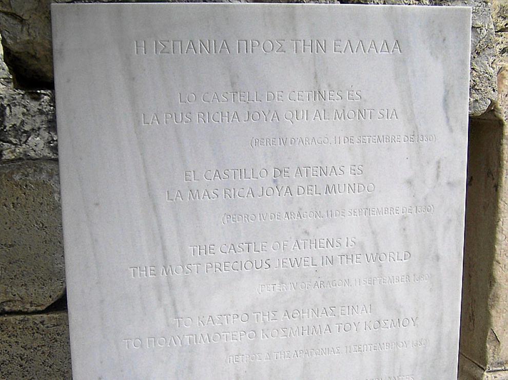 Monolito con las palabras de Pedro IV en cuatro lenguas.