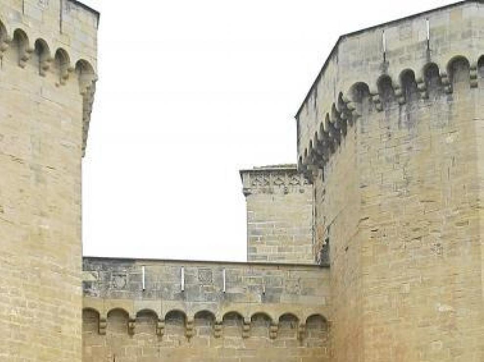 Puigcercós y otros cargos políticos, ante el monasterio de Poblet.