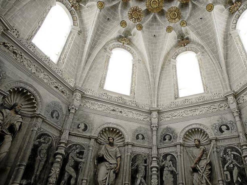 En el interior de la catedral se ha recuperado la decoración mural original, que en algunos casos comparte espacio con esculturas.