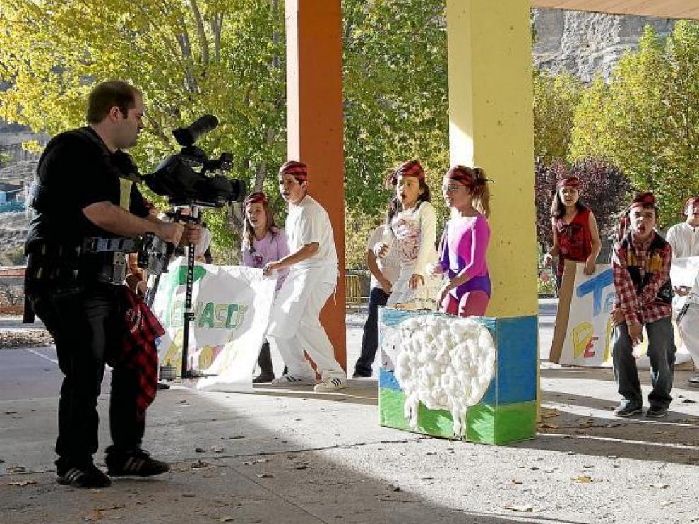 Los improvisados raperos bilbilitanos, ayer, en plena grabación de su vídeo en el patio del colegio.