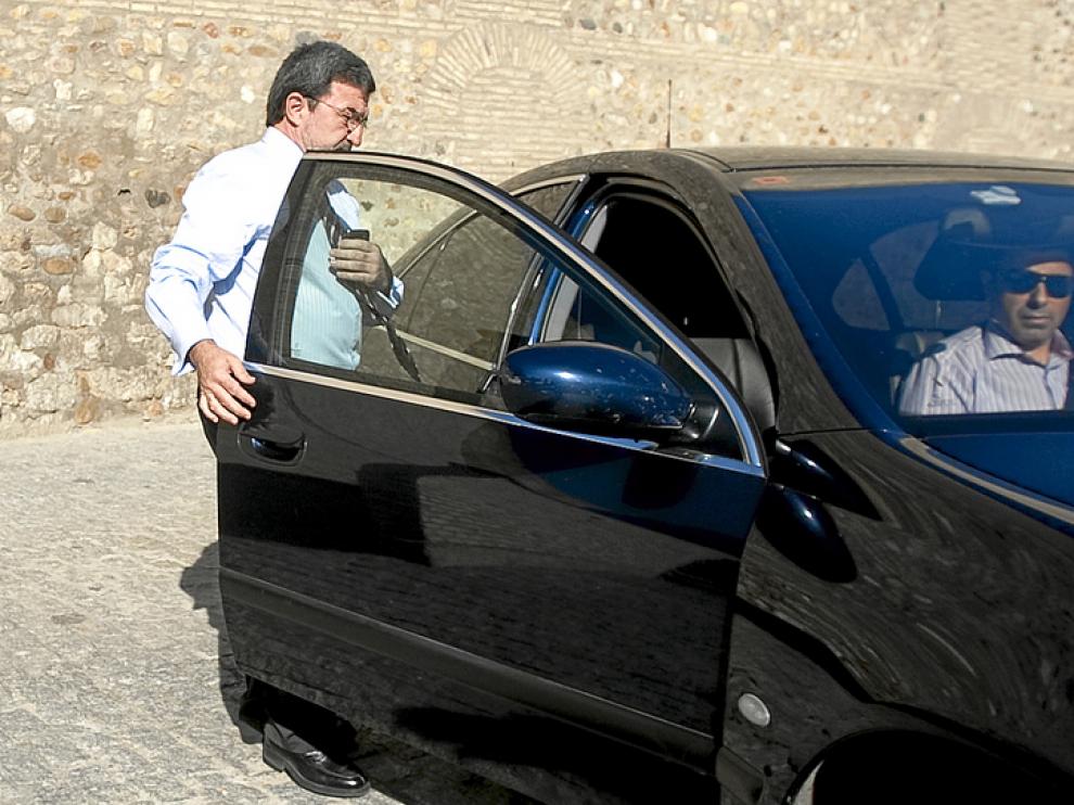 Ferrer continúa usando el coche oficial.