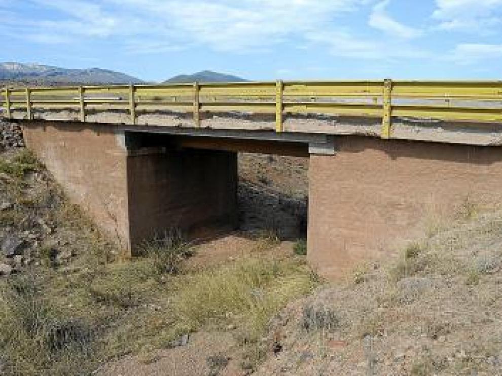Este puente es estrecho, tiene grietas y la valla rota.